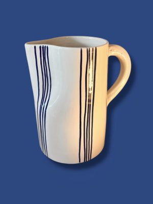 Carafe vase pichet beldi en ceramique bleu canard blanche fabriqué à la main au maroc gravure Ma Jungle Family chabichic carafe pichet Rayures marine Essaouira