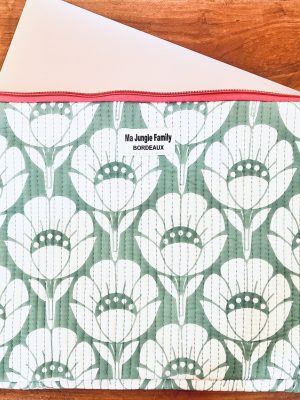 Housse d’ordinateur en coton indien matelassé avec imprimé floral block-print, format 15 pouces, faite main. Housse d’ordinateur artisanale en coton indien, motif original, utilisée pour transporter un laptop, Accessoire éthique : housse ordinateur bohème en coton imprimé, tenue à la main dans un décor naturel. Housse d’ordinateur Ma Jungle Family – coton indien artisanal – Bordeaux Fleuriste colorés hibiscus vert et orange