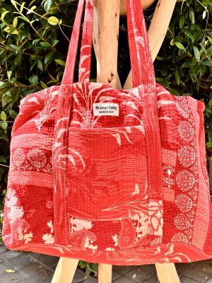 Tote bag kantha réversible en coton recyclé, cousu main à partir de saris indiens, avec poche extérieure et intérieure – modèle unique exposé en lumière naturelle.