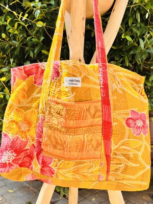 Tote bag kantha réversible en coton recyclé, cousu main à partir de saris indiens, avec poche extérieure et intérieure – modèle unique exposé en lumière naturelle.