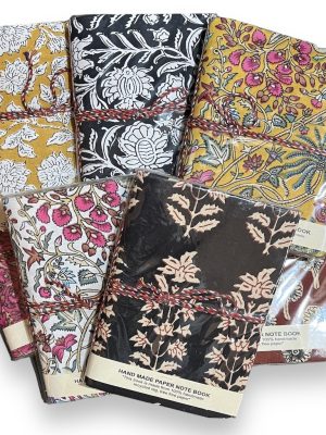 carnet de voyage en papier recycle tissu fleuri indien blockprintemeraude vert canard fuschia fermé avec une ficelle lien